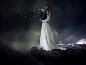 devojka_s_cvecem_na_litici_550